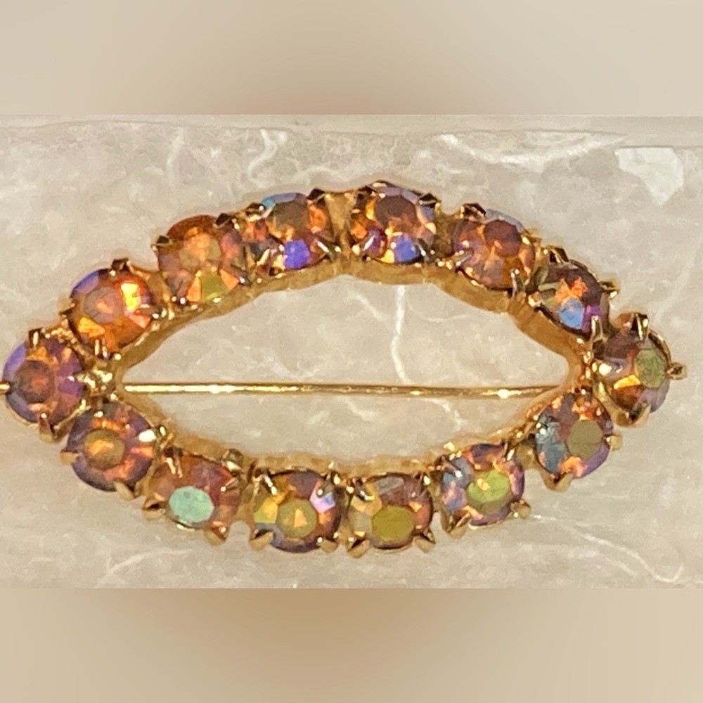 VINTAGE AURORA BOREALIS GOLD TONE AND RHINESTONE BROOCH